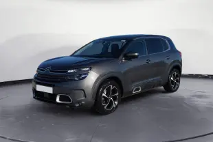 Citroën C5 Aircross gris platinium en 3/4 avant droit, avec jantes bi-ton et détails chromés sur boucliers et bas de caisse.