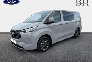 Vue 3/4 avant droit du Ford Transit Custom Fourgon gris Matter Spéciale avec jantes alu gris carbone et vitres arrière surteintées.