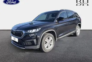 Vue 3/4 avant droite d'un Skoda Kodiaq noir Magic Nacré 2023 avec jantes alu et calandre marquée.