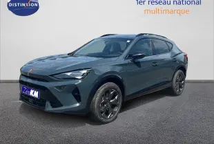 Vue 3/4 avant d'un CUPRA Formentor 1.5 eTSI bleu Fjord métal avec jantes noires et toit panoramique.