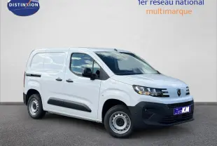 Peugeot Partner blanc Icy en vue 3/4 avant droit, avec porte latérale coulissante et jantes acier simples.