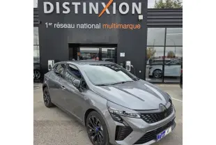 Renault Clio V hybride gris schiste métal vue 3/4 avant avec jantes alliage noires et calandre distinctive.