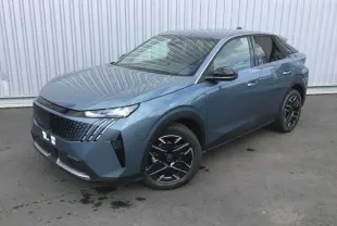 Peugeot 3008 hybride bleu Ingaro en vue 3/4 avant droit, avec jantes noires et calandre au design moderne.