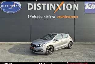 DS4 diesel gris clair vue 3/4 avant droit, avec jantes alliage et phares LED ellipsoïdaux.