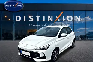 Vue 3/4 avant d'une MG3 1.5 hybrid 195 luxury blanche, avec jantes alu et calandre noire brillante.