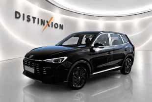 MG Motor ZS hybride noir en 3/4 avant droit dans un showroom lumineux avec logo Distinxion en arrière-plan.