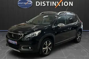 Peugeot 2008 noir en 3/4 avant droit, avec jantes alliage bicolores et barres de toit argentées visibles.
