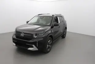 Citroën C3 hybride noir vue 3/4 avant droit, avec calandre noire et jantes au design moderne.