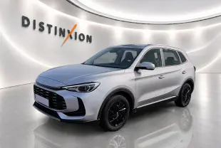 MG ZS 1.5 hybrid 2026 en Cosmic silver, vue 3/4 avant droit avec jantes noires et calandre marquée.