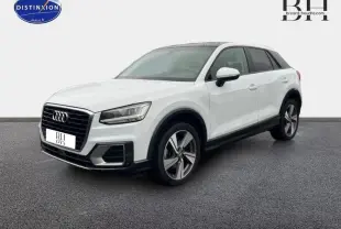Audi Q2 blanc Ibis vue 3/4 avant droit avec jantes alu 18 pouces et toit ouvrant électrique.