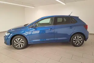 Vue latérale droite d'une Volkswagen Polo 2025 Bleu Récif avec jantes alliage et vitres teintées en intérieur neutre.