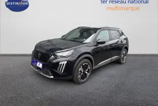 Peugeot 2008 Hybrid 145 e-DCS6 Allure noire vue 3/4 avant droit sur fond neutre showroom.
