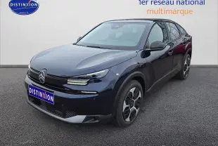 Citroën C4 1.2 hybride bleu eclipse vue 3/4 avant droit avec jantes 18 pouces et calandre moderne.