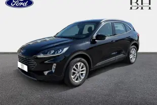 Ford Kuga 2023 noir Agate métallisé vu en 3/4 avant droit avec calandre large et jantes alu.