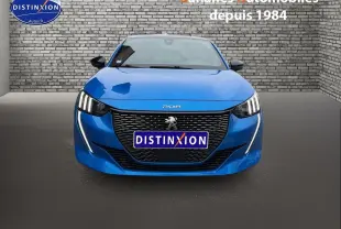 Vue frontale d'une Peugeot 208 GT Line bleu clair avec feux LED et calandre noire brillante.