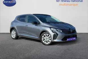 Renault Clio 1.0 TCe gris schiste en 3/4 avant droit, avec jantes alu et vitres surteintées.