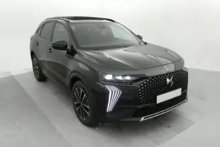 DS7 BlueHDi 130 PALLAS noir vue 3/4 avant droit, avec calandre distinctive et feux LED allumés.