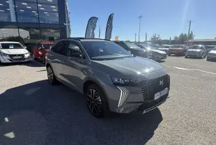 DS7 1.5 HDI 130cv Etoile gris métal en 3/4 avant droit, avec calandre distinctive et feux LED en forme de flèche.