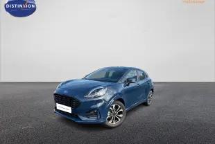 Ford Puma bleu en 3/4 avant droit avec jantes alliage 17 pouces et calandre noire distinctive.