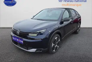 Vue 3/4 avant droite d'une Citroën C4 noire métal avec jantes alliage et rétroviseurs noirs brillants.