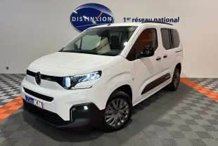 Citroën Berlingo Multispace blanc Kaolin vu en 3/4 avant droit, avec phares LED allumés et jantes alliage.