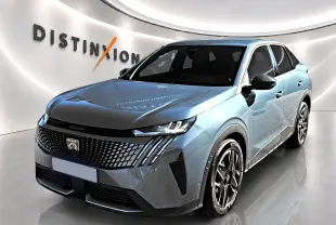 Peugeot 3008 bleu Ingaro en 3/4 avant droit, avec calandre noire et jantes alliage distinctives.
