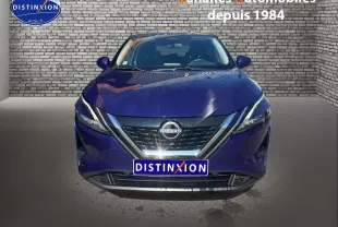 Vue frontale d'un Nissan Qashqai 1.5 e-Power bleu foncé avec calandre V-Motion et phares LED fins.