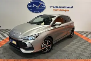 Vue 3/4 avant d'une MG3 Cosmic Silver 2026 avec jantes noires et logo MG visible sur la calandre.