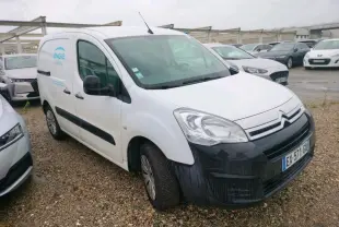 Vue 3/4 avant droit d'un utilitaire blanc Citroën Berlingo 2018 avec pare-chocs noir et jantes acier.