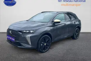 DS7 1.5 BlueHDi gris titane en 3/4 avant droit, avec jantes noires et rétroviseur beige contrastant.