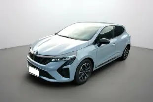 Renault Clio V TCe 90 Techno Plus gris rafale, vue 3/4 avant droit avec feux LED et jantes alu noires.