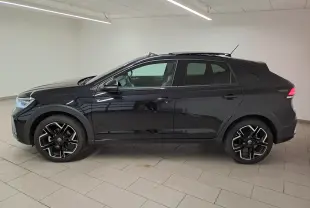 Profil droit d'un Volkswagen Taigo noir intense nacré 2025 avec jantes alliage noires et toit ouvrant visible en intérieur.