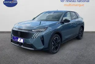 Peugeot 3008 hybride 2025 bleu 3/4 avant avec calandre noire et jantes alliage noires.