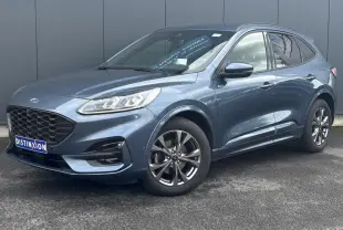 Ford Kuga 2023 bleu azur en vue 3/4 avant droit, avec jantes alliage et calandre noire distinctive ST-Line.