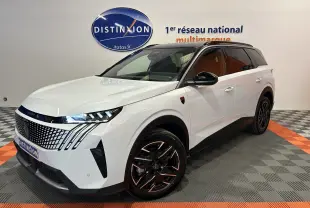 Peugeot 5008 Hybrid blanc vue 3/4 avant droit, avec jantes noires et toit noir brillant en intérieur showroom.