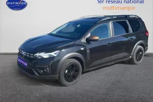 Dacia Jogger noir nacré en 3/4 avant droit, avec barres de toit et jantes alu noires brillantes.