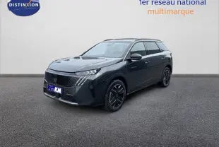 Peugeot 5008 1.2 Hybrid 145 GT gris foncé vue 3/4 avant avec calandre noire et jantes noires stylées.