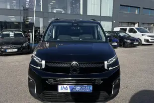 Vue avant d'un Citroën Berlingo MPV N1 noir Perla Nera, avec calandre moderne et phares LED distinctifs.