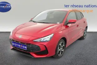 Vue 3/4 avant d'une MG3 1.5 Hybrid+ 195 Luxury rouge Diamond Red avec jantes alliage et calandre noire.