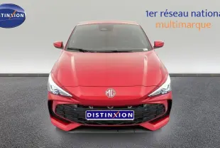 Vue frontale d'une MG3 1.5 L Hybrid+ 195 ch Luxury en rouge Diamond Red avec calandre noire et phares LED allumés.