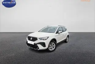 SEAT Arona blanc vue 3/4 avant droit sur sol gris, avec calandre noire et jantes alliage 16 pouces design.