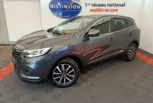 Renault Kadjar Business gris foncé vu en 3/4 avant droit, avec jantes alliage et feux LED dans un showroom.