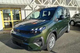 Peugeot Rifter 2025 vert Srikka vue 3/4 avant droit, avec calandre noire et phares LED distinctifs.