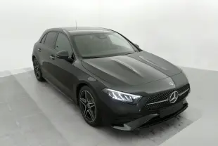Mercedes Classe A 200 d AMG Line noire vue en 3/4 avant droit, avec phares LED allumés et jantes sport.