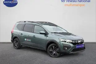 Dacia Jogger 2025 vert cèdre métallisé en 3/4 avant droit avec barres de toit et jantes noires.