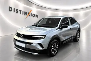 Opel Mokka gris en 3/4 avant droit, avec jantes noires et détails noirs contrastants sur carrosserie.