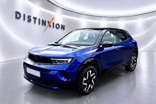 Opel Mokka 1.2 turbo bleu en 3/4 avant droit, toit noir et jantes au design moderne dans un studio lumineux.