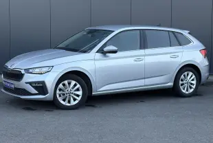 Vue de profil droit d'une Skoda Scala gris Reflex avec jantes alliage et vitres légèrement teintées.
