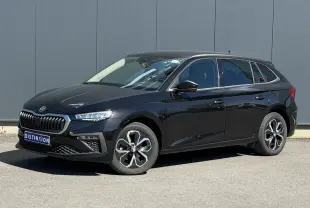 Vue 3/4 avant droite d'une Skoda Scala noir Magic Perle avec jantes alliage et calandre marquée.