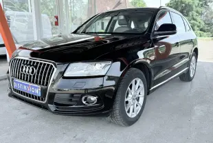 Audi Q5 noir vue 3/4 avant droit, mettant en valeur sa calandre chromée et ses jantes argentées.